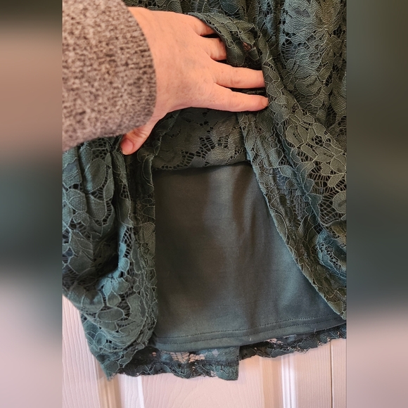 Green lace overlay sleeveless top. - Picture 4 of 5